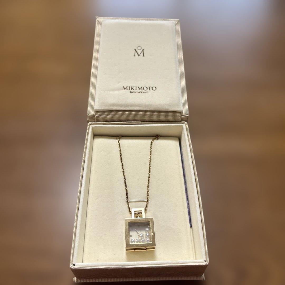 MIKIMOTO pearl pendant in gold tone featuring a single lustrous pearl on a delicate chain