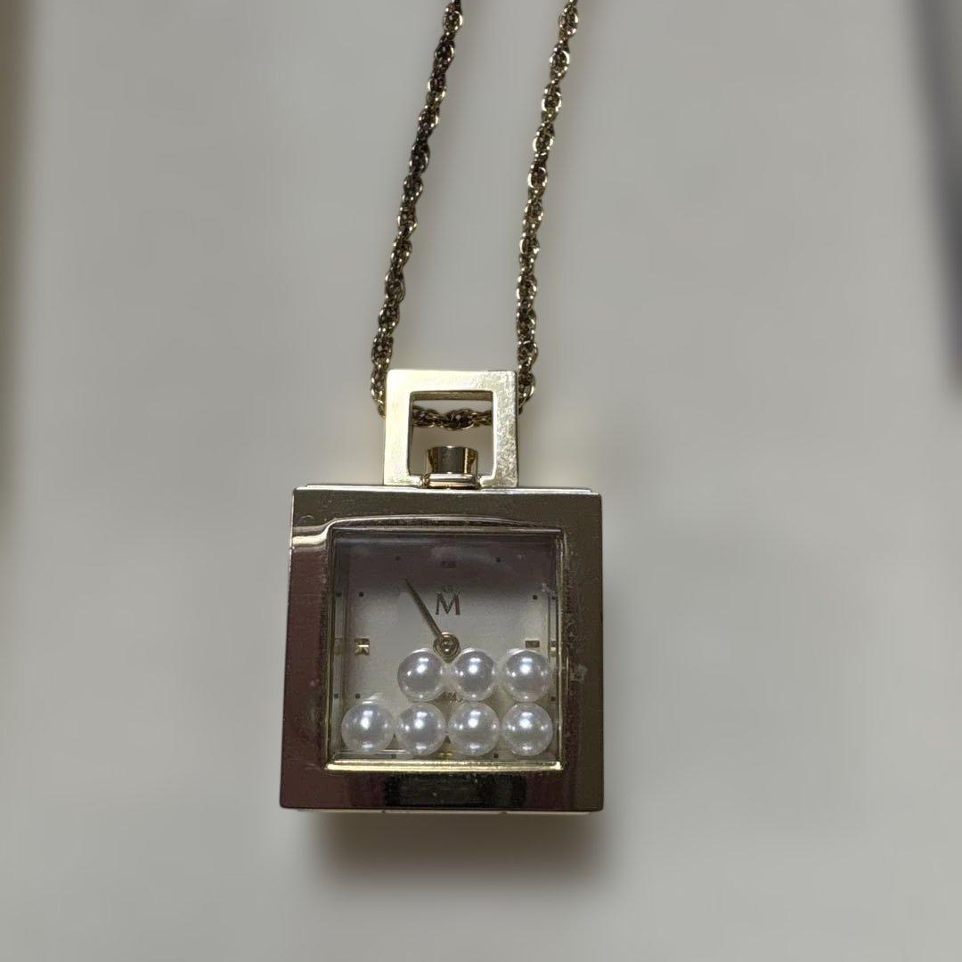 MIKIMOTO pearl pendant in gold tone featuring a single lustrous pearl on a delicate chain