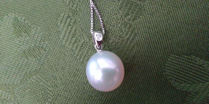 Mikimoto single 10mm white Akoya pearl pendant with K18WG adjustable chain