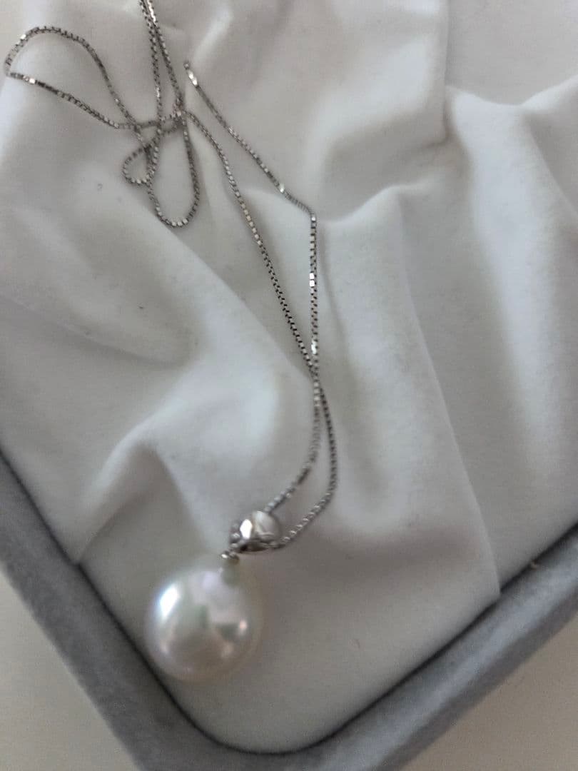Mikimoto single 10mm white Akoya pearl pendant with K18WG adjustable chain