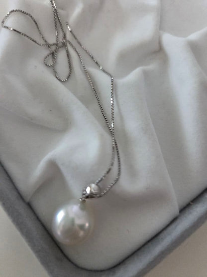 Mikimoto single 10mm white Akoya pearl pendant with K18WG adjustable chain