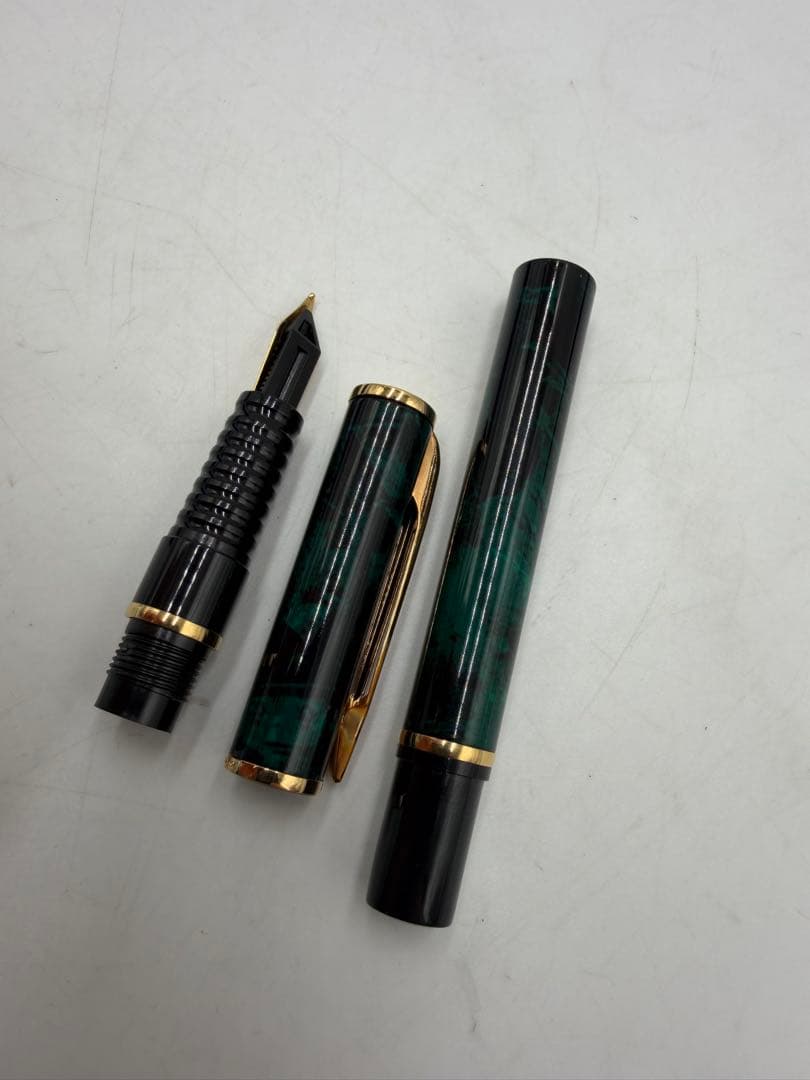WATERMAN Lorea Décor Green Fountain Pen with medium nib displayed against white background