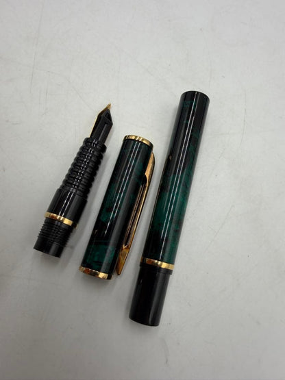 WATERMAN Lorea Décor Green Fountain Pen with medium nib displayed against white background