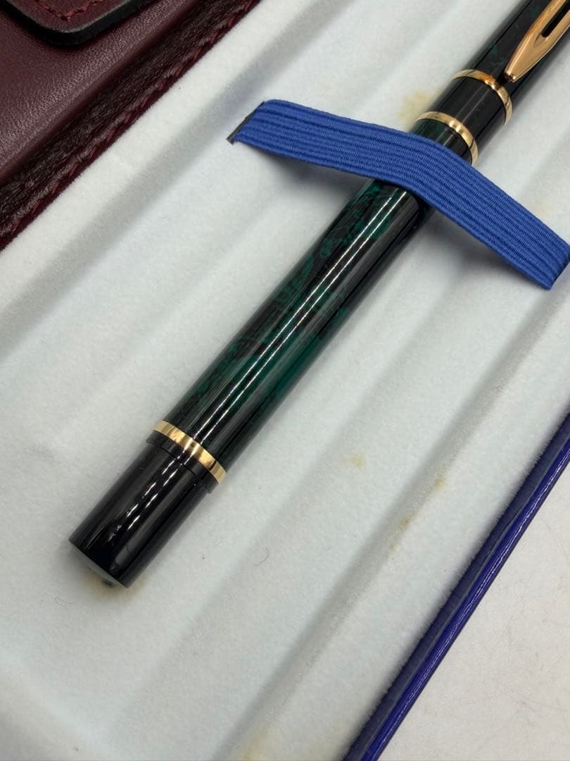 WATERMAN Lorea Décor Green Fountain Pen with medium nib displayed against white background