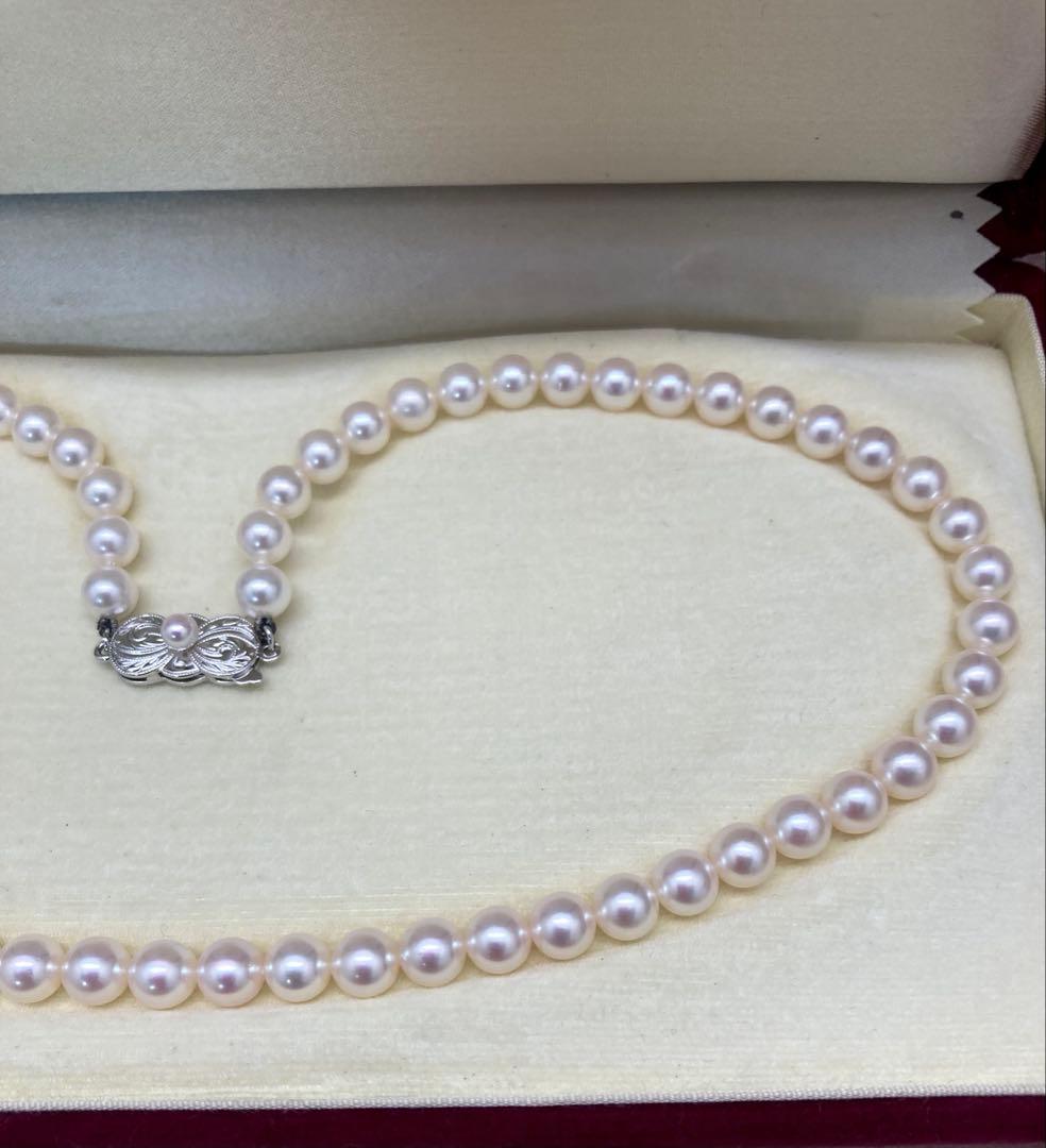 Mikimoto baby pearl necklace with 6 to 6.5 mm pearls, silver clasp engraved Mikimoto, displayed with case