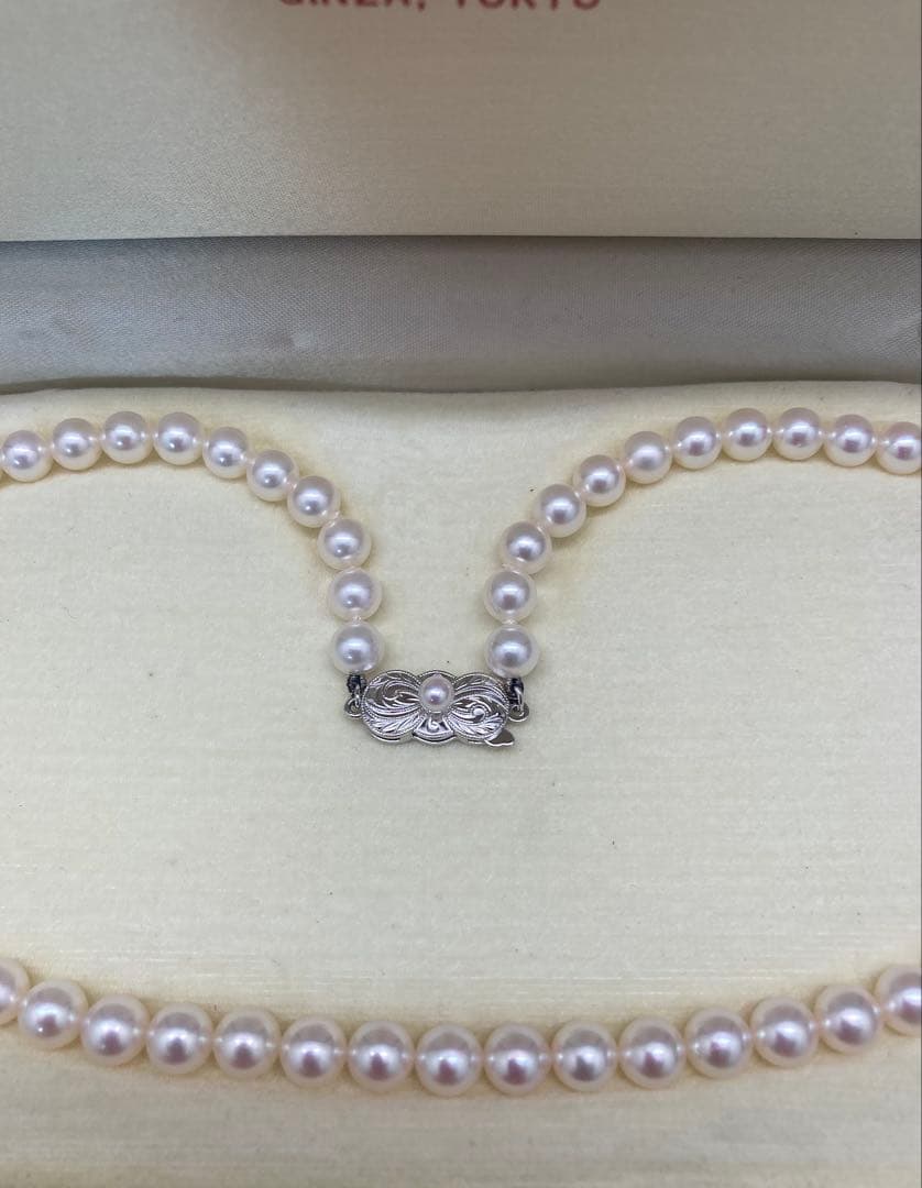 Mikimoto baby pearl necklace with 6 to 6.5 mm pearls, silver clasp engraved Mikimoto, displayed with case