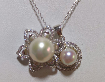 Ayoka pearl and freshwater pearl flower pendant on a 40 cm silver chain with extender