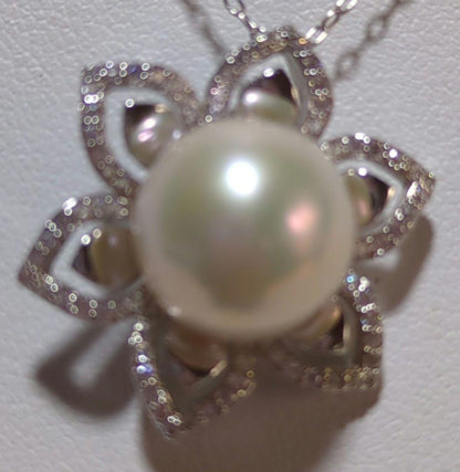 Ayoka pearl and freshwater pearl flower pendant on a 40 cm silver chain with extender