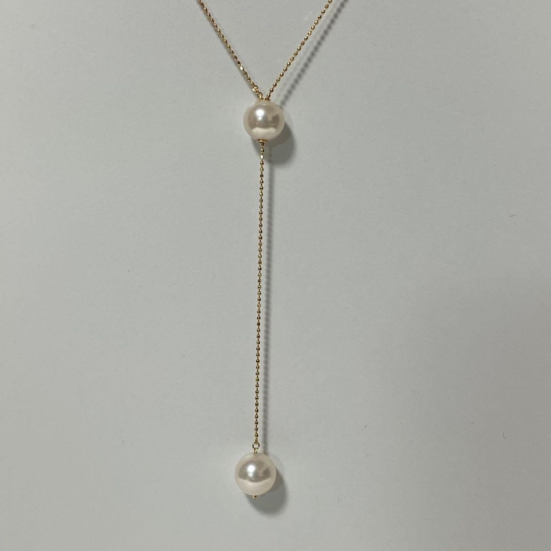 K18YG Akoya Pearl Y-shaped Necklace with cut ball chain and two Akoya pearls, one movable, on white background