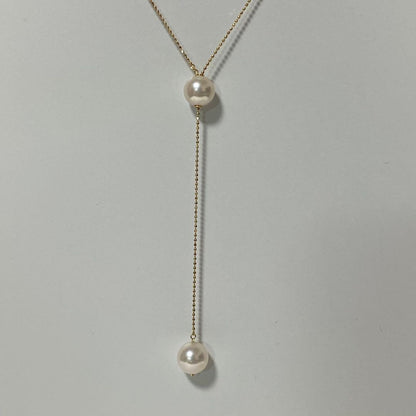 K18YG Akoya Pearl Y-shaped Necklace with cut ball chain and two Akoya pearls, one movable, on white background
