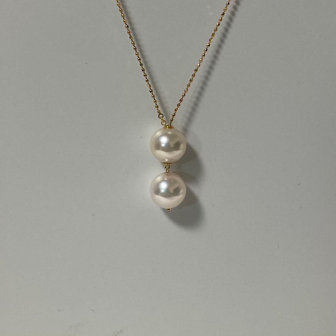 K18YG Akoya Pearl Y-shaped Necklace with cut ball chain and two Akoya pearls, one movable, on white background
