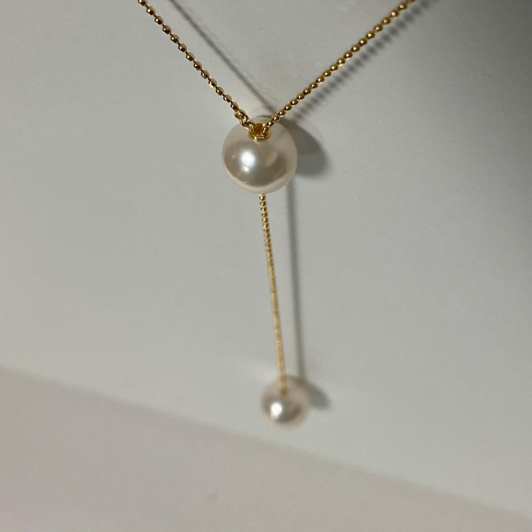 K18YG Akoya Pearl Y-shaped Necklace with cut ball chain and two Akoya pearls, one movable, on white background