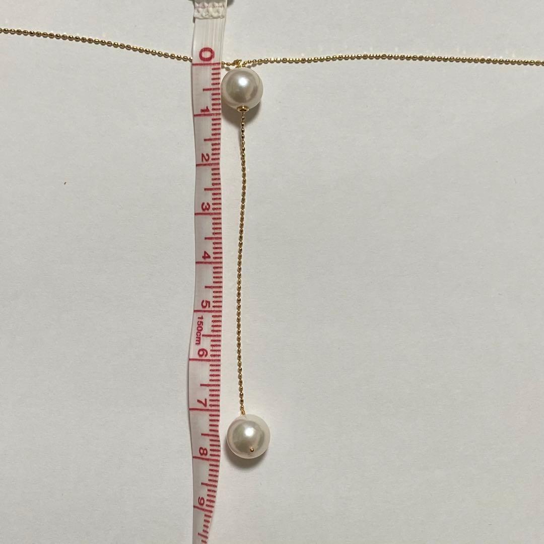 K18YG Akoya Pearl Y-shaped Necklace with cut ball chain and two Akoya pearls, one movable, on white background