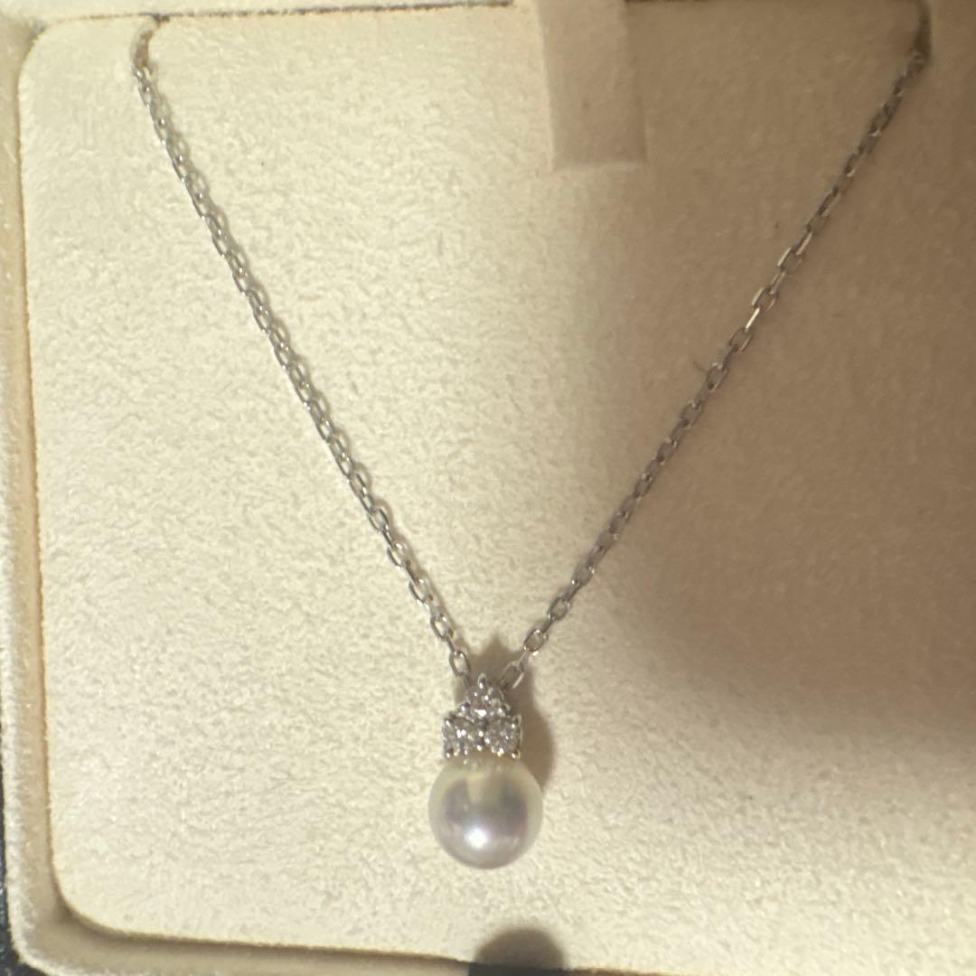 MIKIMOTO K18WG necklace with a single white pearl pendant on a delicate white gold chain