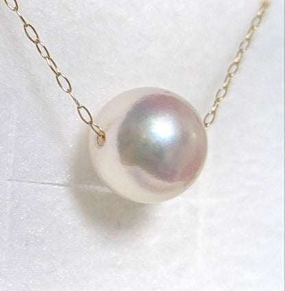 Kuro Pearl Necklace featuring round 8.7mm white green pink Akoya pearls on 40cm K18 gold chain