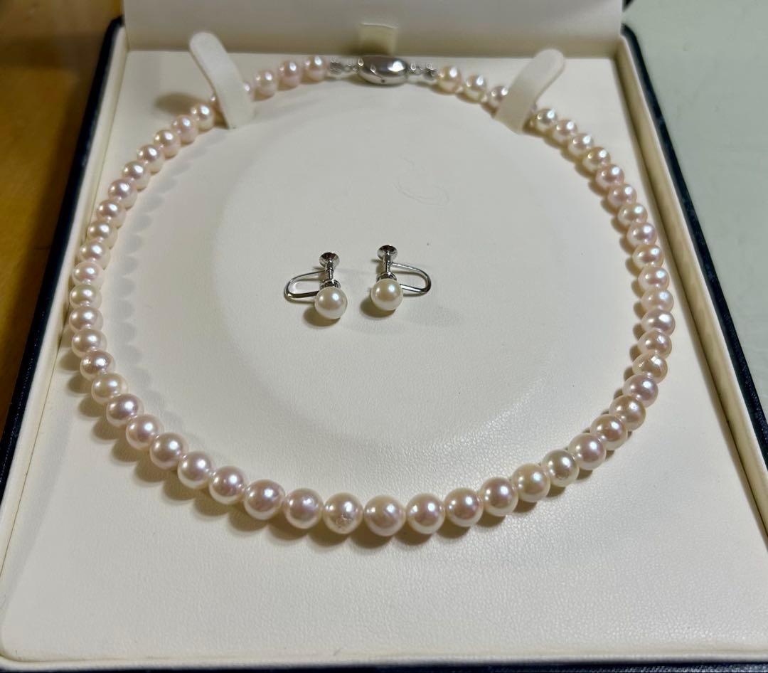 Akoya pearl necklace and matching earrings set with a 43 cm necklace length displayed on a white background