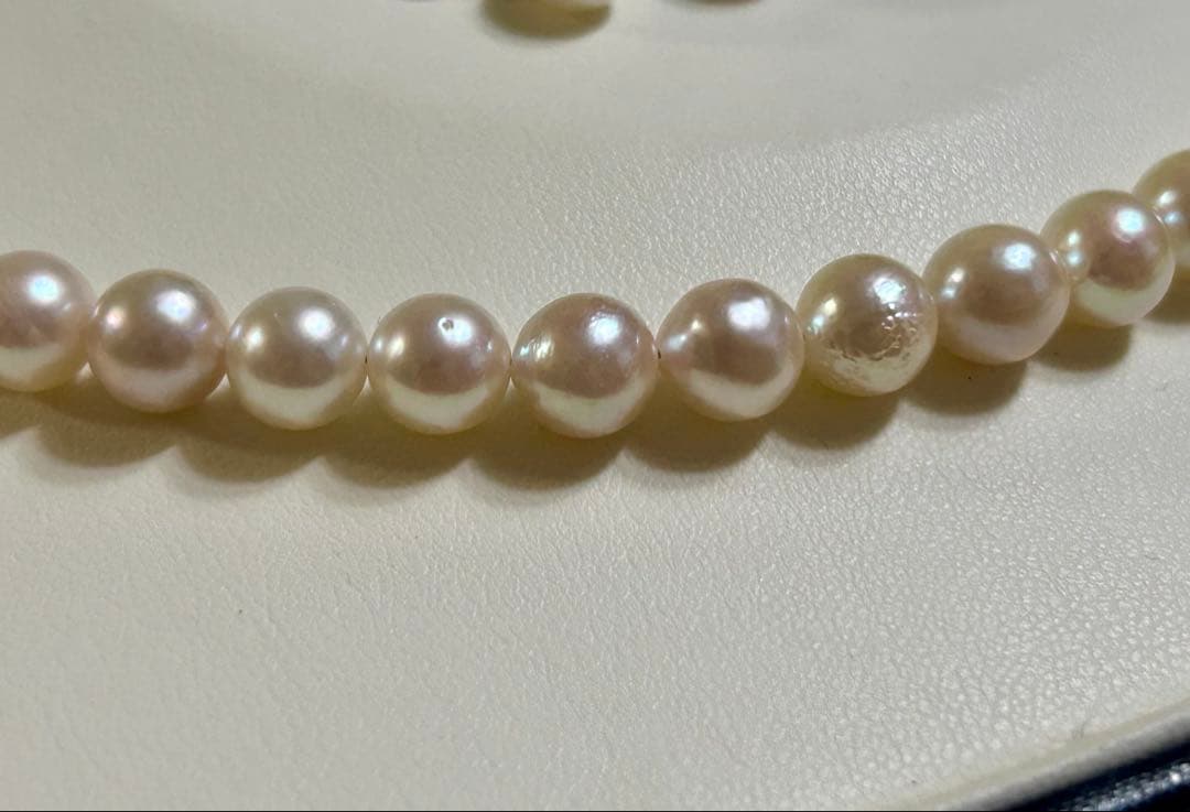 Akoya pearl necklace and matching earrings set with a 43 cm necklace length displayed on a white background