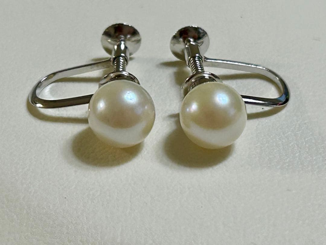 Akoya pearl necklace and matching earrings set with a 43 cm necklace length displayed on a white background