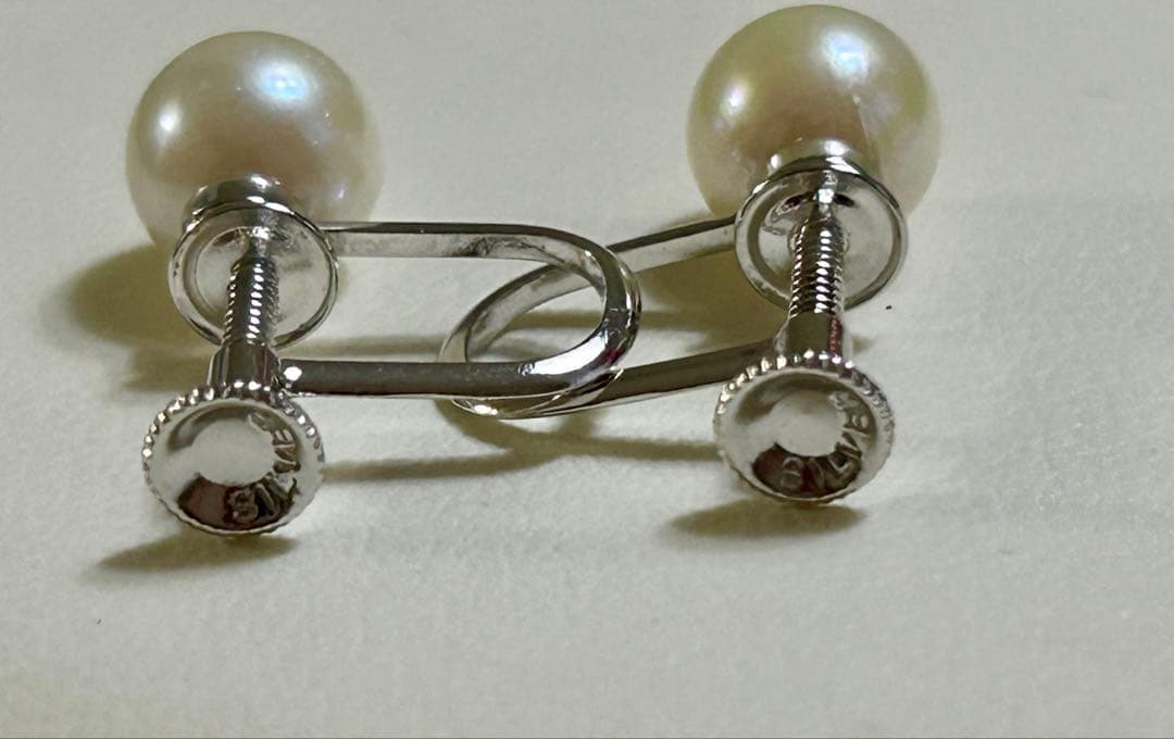 Akoya pearl necklace and matching earrings set with a 43 cm necklace length displayed on a white background