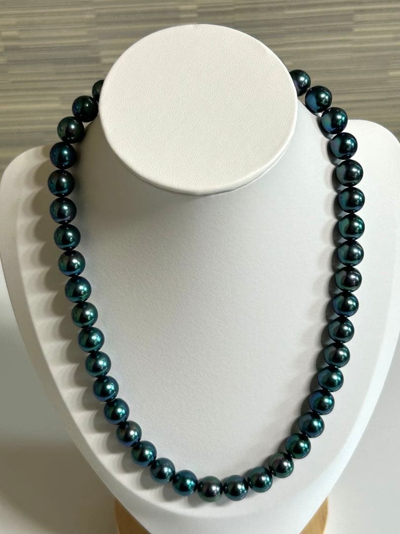 Akoya pearl necklace featuring green and black pearls sized 9.5 to 10mm with 44cm length