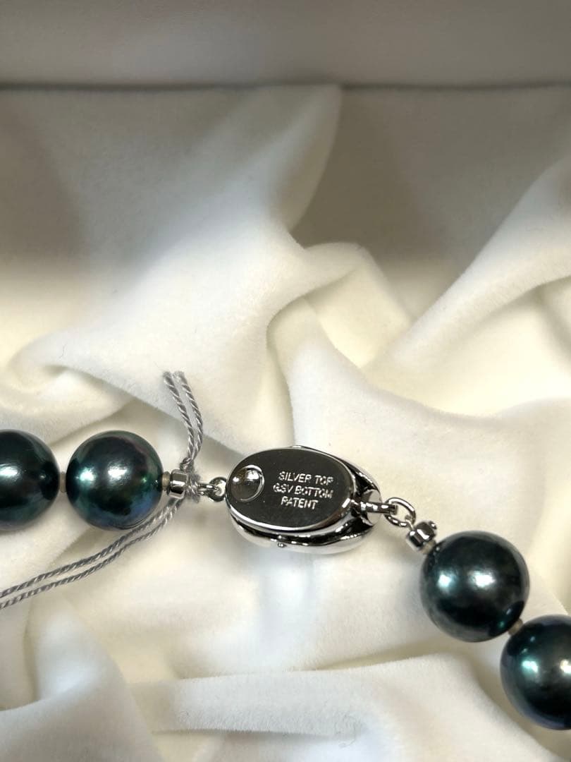 Akoya pearl necklace featuring green and black pearls sized 9.5 to 10mm with 44cm length