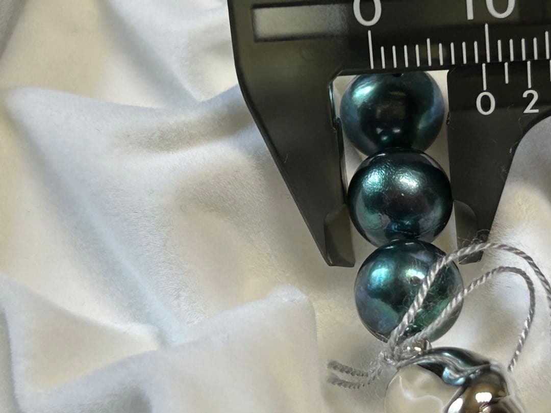 Akoya pearl necklace featuring green and black pearls sized 9.5 to 10mm with 44cm length