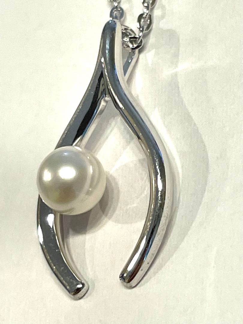 Mikimoto silver pearl necklace with 2.5 x 1.5 cm pendant and 39 cm chain on white background