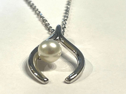 Mikimoto silver pearl necklace with 2.5 x 1.5 cm pendant and 39 cm chain on white background