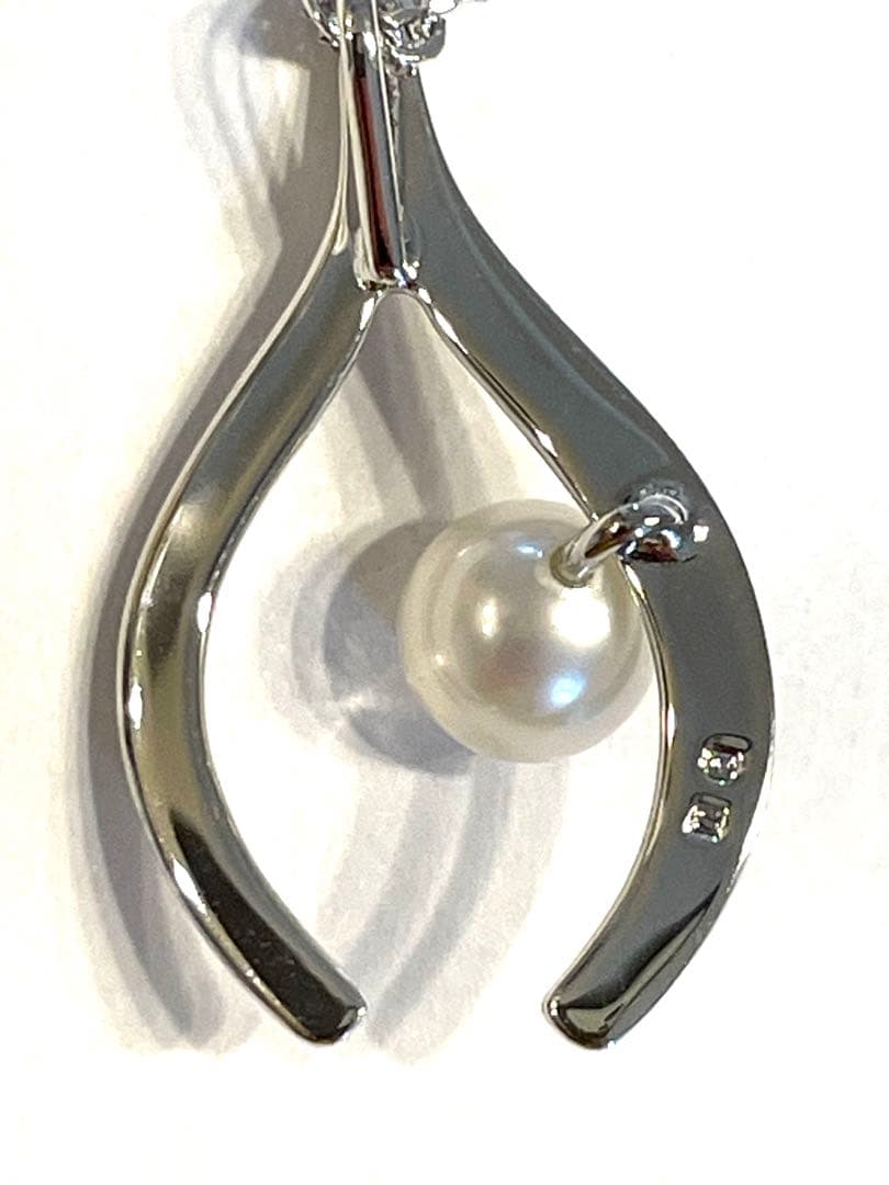 Mikimoto silver pearl necklace with 2.5 x 1.5 cm pendant and 39 cm chain on white background