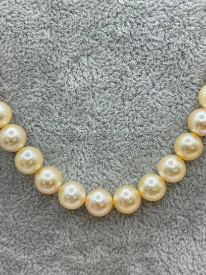 Akoya pearl necklace with 7mm genuine pearls on a 40 cm silver chain weighing 33.8 grams