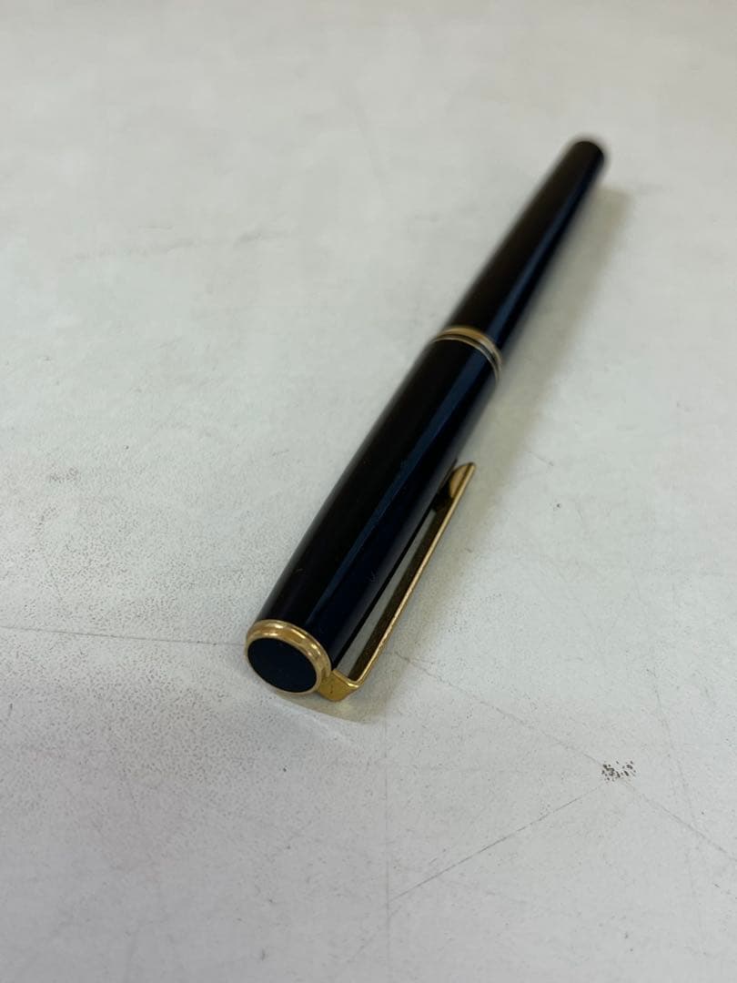 M149 PILOT black fountain pen with 14K fine nib and sleek black body