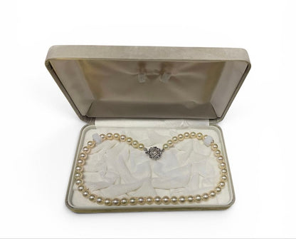 Akoya pearl necklace with 7mm pearls and a silver clasp measuring 46 cm in length