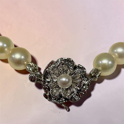 Akoya pearl necklace with 7mm pearls and a silver clasp measuring 46 cm in length