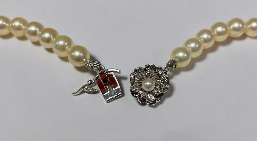Akoya pearl necklace with 7mm pearls and a silver clasp measuring 46 cm in length