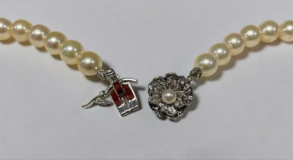 Akoya pearl necklace with 7mm pearls and a silver clasp measuring 46 cm in length