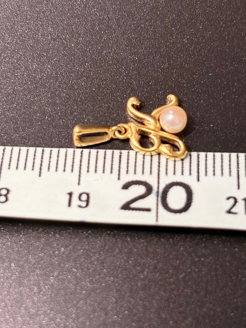 Mikimoto K18 gold necklace with baby Akoya pearl pendant in the shape of an initial letter
