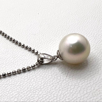Platinum PT900 pendant top with a 9.1mm round Akoya pearl and 1.2mm width detail