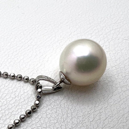 Platinum PT900 pendant top with a 9.1mm round Akoya pearl and 1.2mm width detail