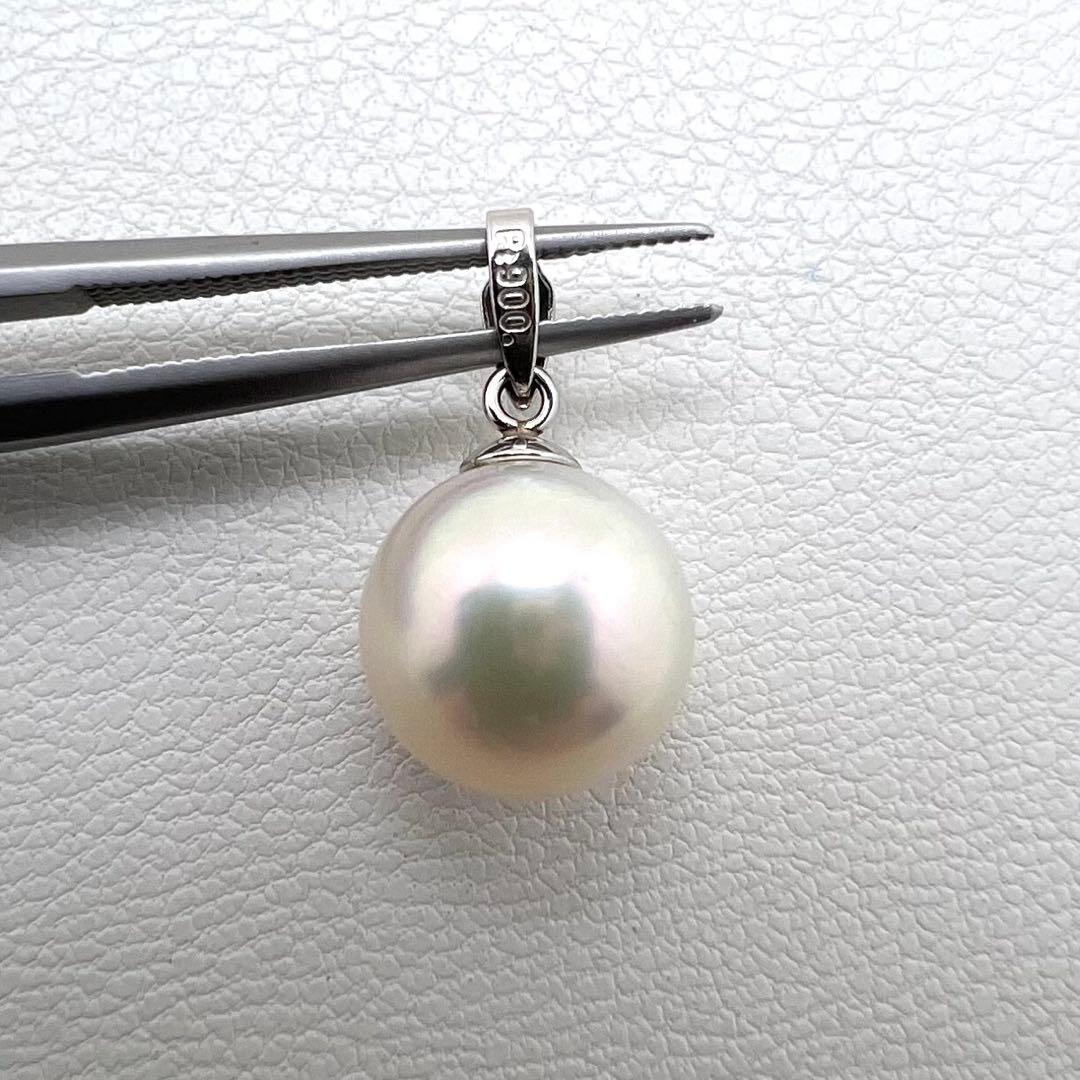 Platinum PT900 pendant top with a 9.1mm round Akoya pearl and 1.2mm width detail