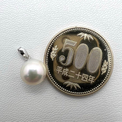 Platinum PT900 pendant top with a 9.1mm round Akoya pearl and 1.2mm width detail