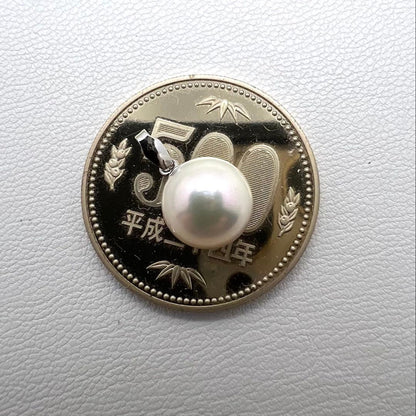 Platinum PT900 pendant top with a 9.1mm round Akoya pearl and 1.2mm width detail