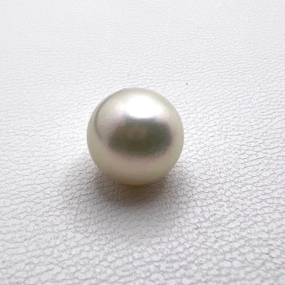 Platinum PT900 pendant top with a 9.1mm round Akoya pearl and 1.2mm width detail