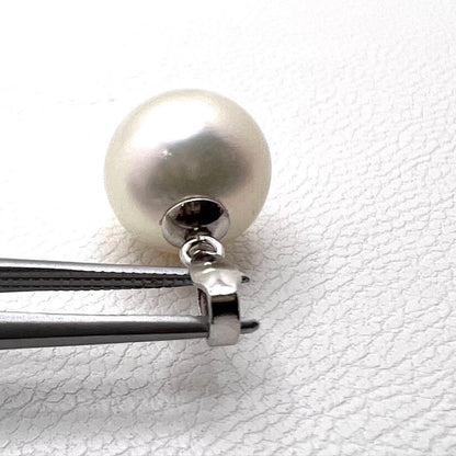 Platinum PT900 pendant top with a 9.1mm round Akoya pearl and 1.2mm width detail