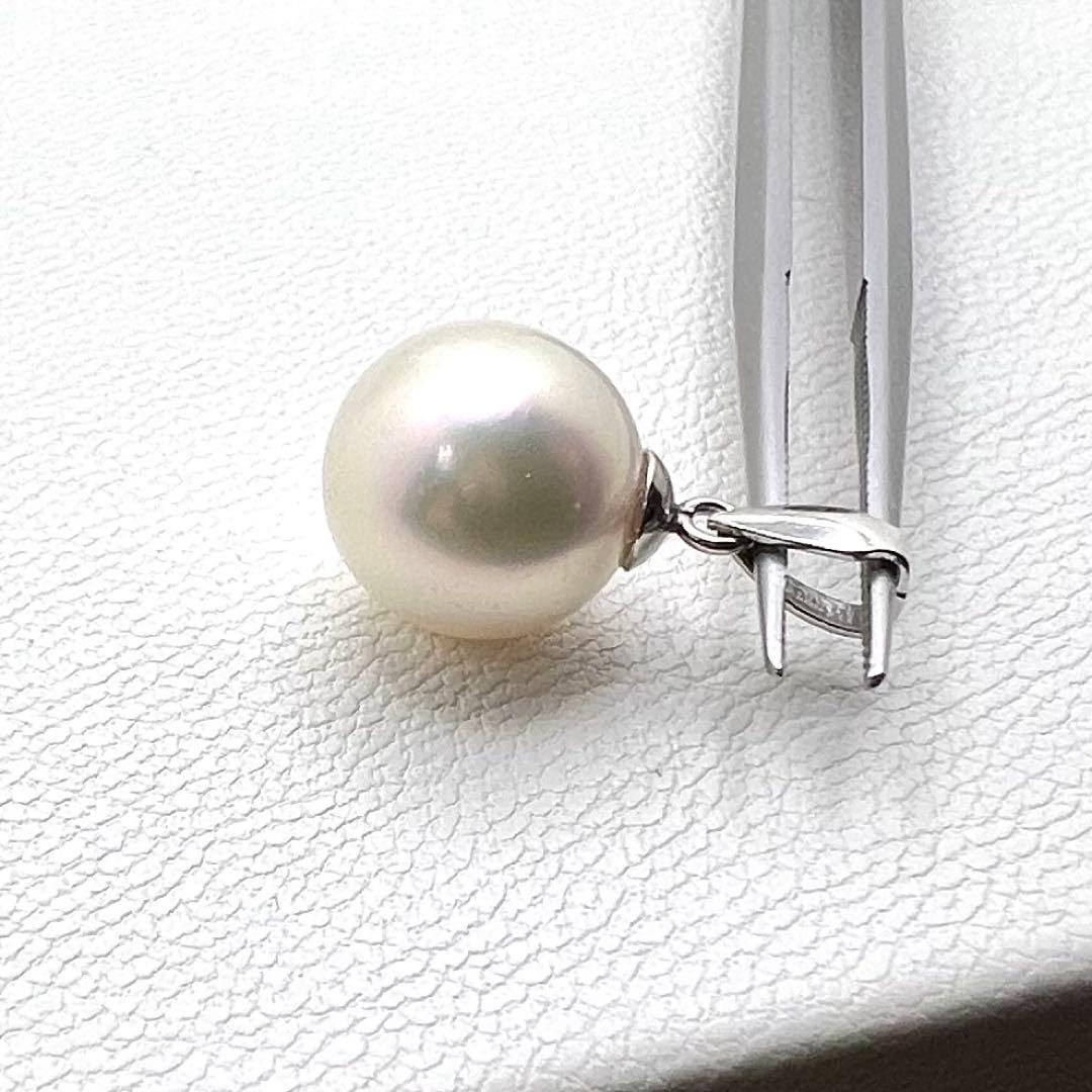 Platinum PT900 pendant top with a 9.1mm round Akoya pearl and 1.2mm width detail