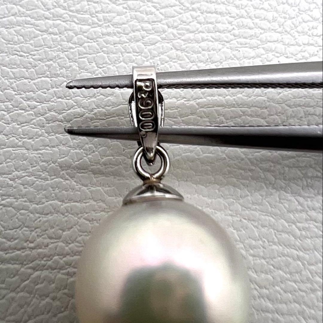 Platinum PT900 pendant top with a 9.1mm round Akoya pearl and 1.2mm width detail