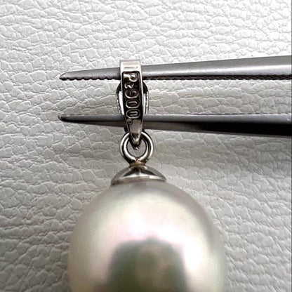 Platinum PT900 pendant top with a 9.1mm round Akoya pearl and 1.2mm width detail