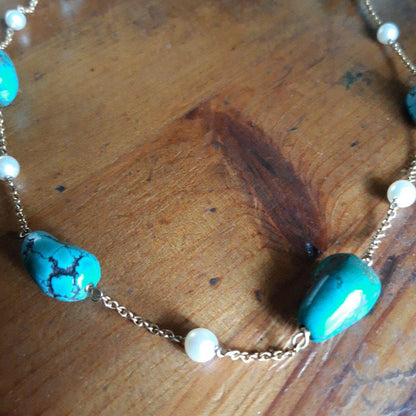 ajete Select Antique Necklace with 44cm gold chain, turquoise decoration, and pearl accents