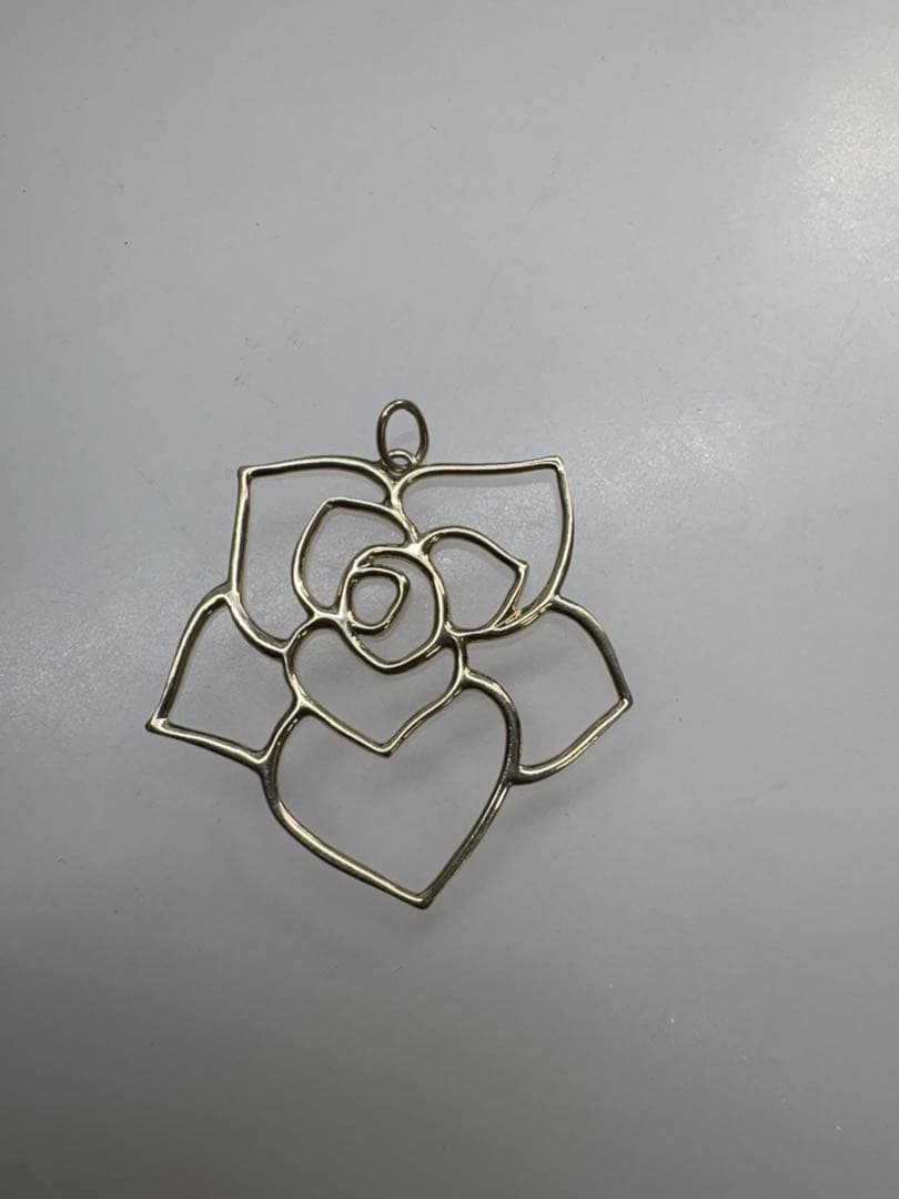 Agatu silver pendant in gold featuring rose and heart flower motif weighing 2.2 grams