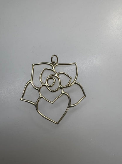 Agatu silver pendant in gold featuring rose and heart flower motif weighing 2.2 grams