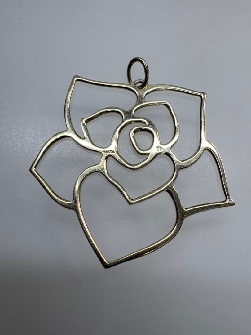 Agatu silver pendant in gold featuring rose and heart flower motif weighing 2.2 grams